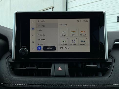 Used 2025 Toyota RAV4 XLE image 31