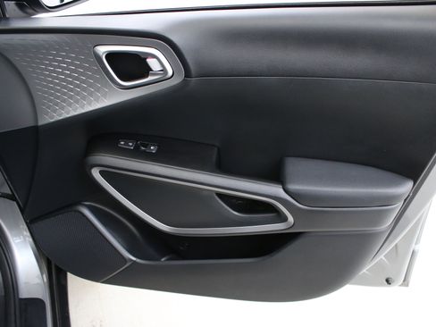 Used 2023 Kia Soul LX w/ LX Technology Package FWD image 29