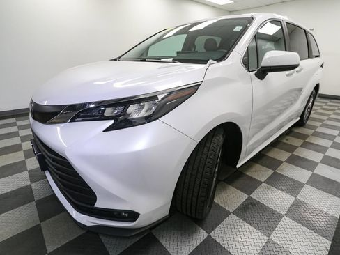 Used 2025 Toyota Sienna XLE image 4