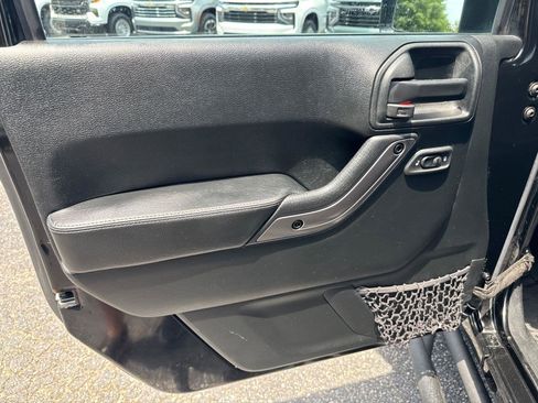 Used 2018 Jeep Wrangler Unlimited Sahara AWD/4WD image 10