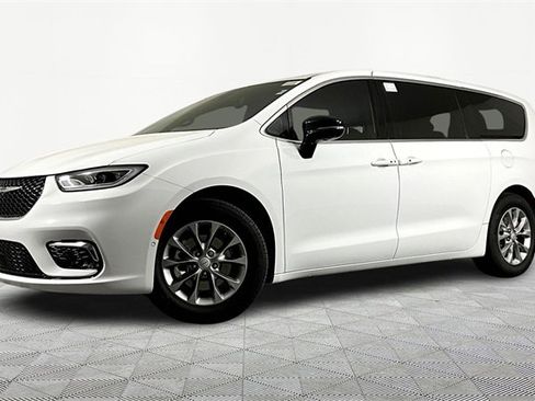 New 2026 Chrysler Pacifica Limited image 1