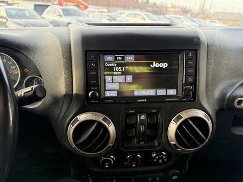 Used 2016 Jeep Wrangler Unlimited Sahara AWD/4WD image 13