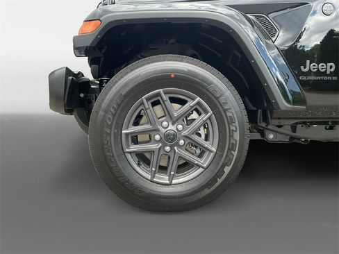 New 2025 Jeep Gladiator Sport image 15