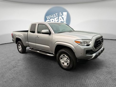 Certified 2023 Toyota Tacoma SR w/ SR Convenience Package AWD/4WD image 1