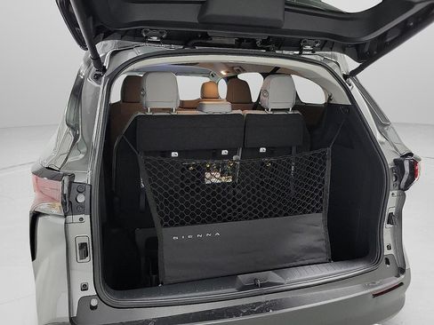 Used 2026 Toyota Sienna LE FWD image 7