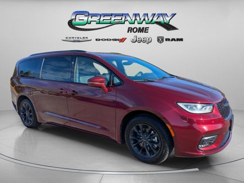 Used 2021 Chrysler Pacifica Touring-L w/ Uconnect Theater Family Group image 2