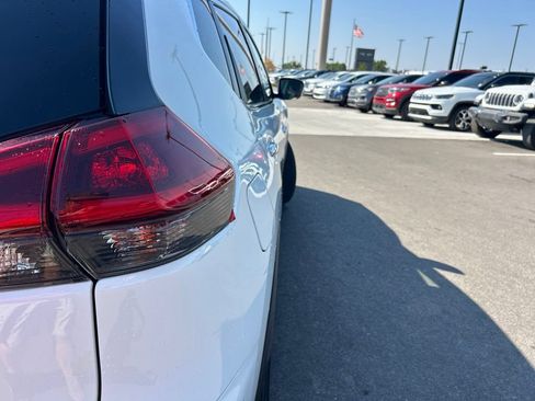 Used 2020 Nissan Rogue SV FWD image 12