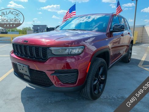 Used 2022 Jeep Grand Cherokee Altitude AWD/4WD image 8