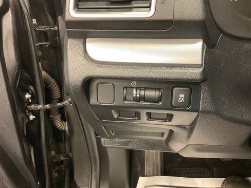 Used 2017 Subaru Forester 2.5i AWD/4WD image 16