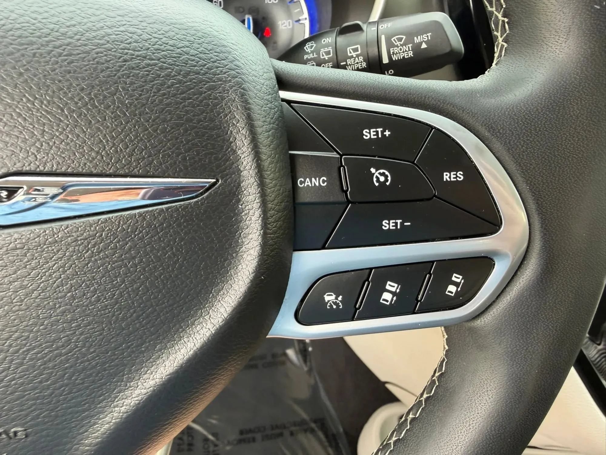 Used 2023 Chrysler Pacifica Touring-L FWD image 18