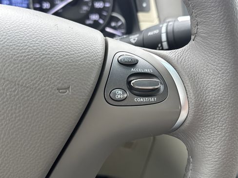 Used 2019 INFINITI Q70 L 3.7 image 17