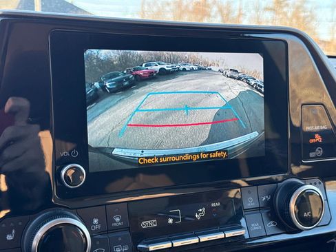 Used 2023 Toyota Highlander XLE image 25