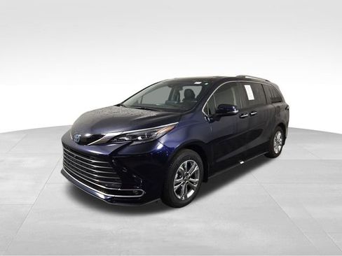Used 2024 Toyota Sienna Platinum image 2