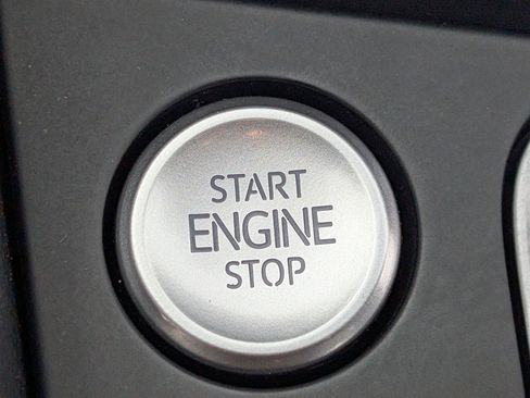 Used 2025 Volkswagen Jetta SE w/ Sunroof Package image 33