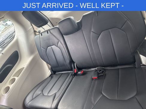 Used 2017 Chrysler Pacifica Touring-L w/ Tire & Wheel Group FWD image 8