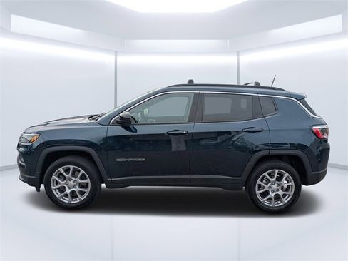 Used 2024 Jeep Compass Latitude image 6