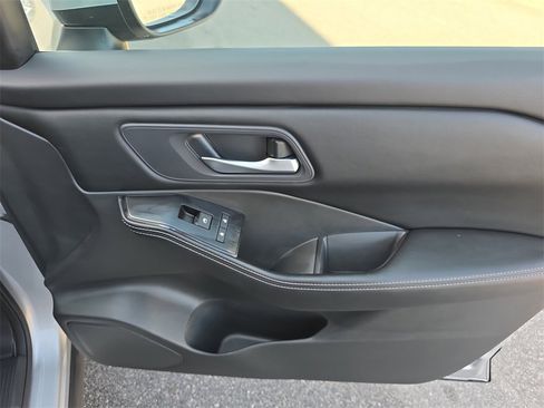 Used 2024 Nissan Rogue SV image 34