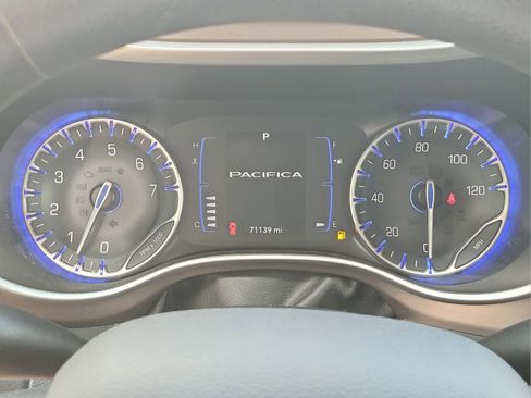 Used 2019 Chrysler Pacifica Touring Plus image 11