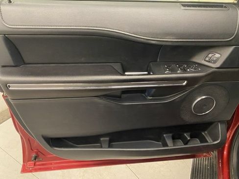 Used 2018 Ford Expedition XLT w/ Equipment Group 202A AWD/4WD image 26