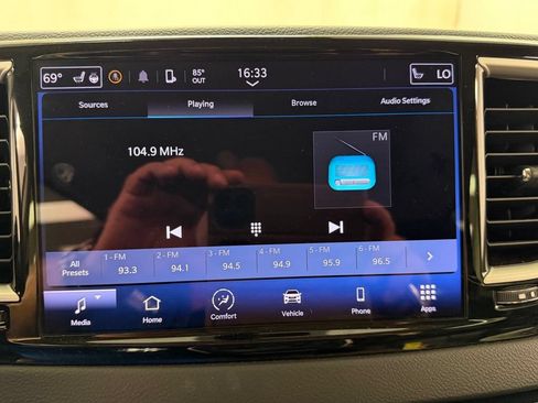 Used 2023 Chrysler Pacifica Touring-L FWD image 25