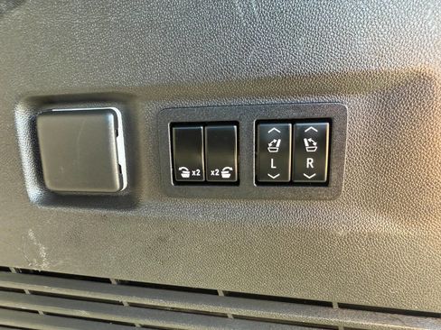 Used 2021 GMC Yukon XL AT4 w/ Technology Package image 27