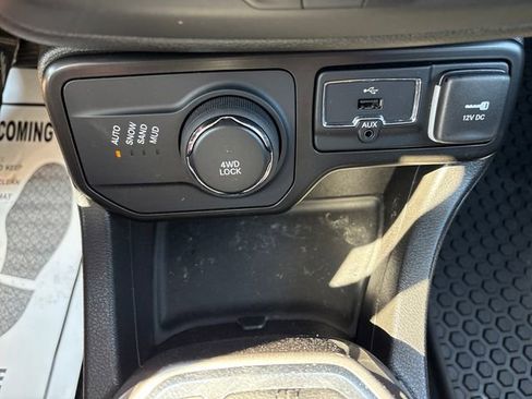 Used 2022 Jeep Renegade Latitude w/ Convenience Group AWD/4WD image 17