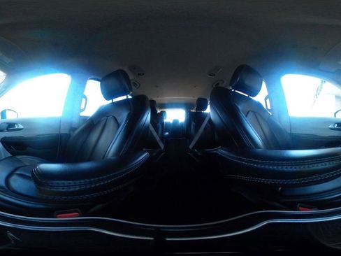 Used 2023 Chrysler Pacifica Touring-L image 45