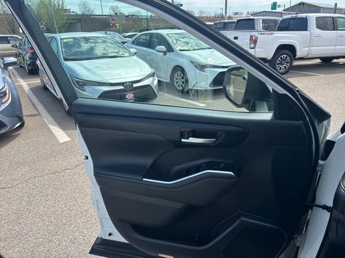 Used 2021 Toyota Highlander XLE AWD/4WD image 37