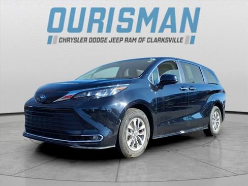 Used 2023 Toyota Sienna XLE image 7