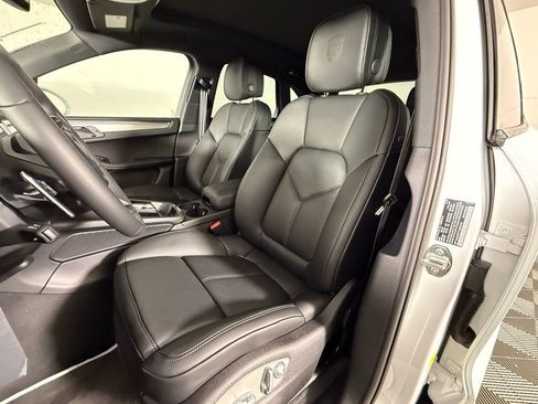 Certified 2026 Porsche Macan image 5