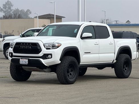 Certified 2023 Toyota Tacoma TRD Off-Road image 10