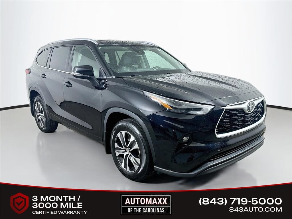 Used 2022 Toyota Highlander XLE AWD/4WD image 1