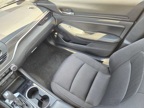 Used 2024 Nissan Altima 2.5 SV FWD image 9