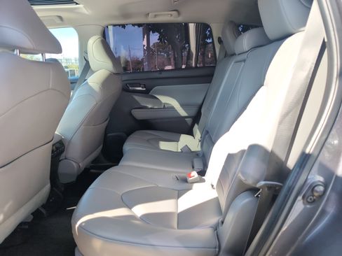 Used 2023 Toyota Highlander XLE image 31
