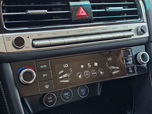 Used 2025 Genesis G70 2.5T image 32