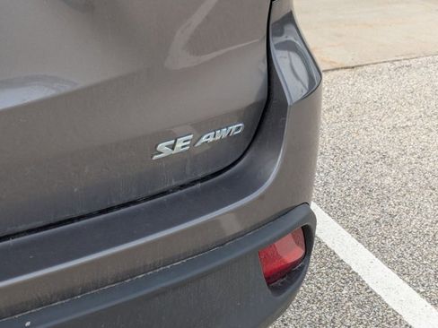 Used 2017 Toyota Highlander SE w/ Carpet Mat Package image 11