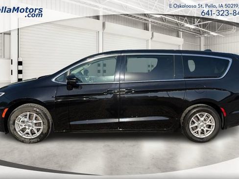 Used 2024 Chrysler Pacifica Touring-L FWD image 6