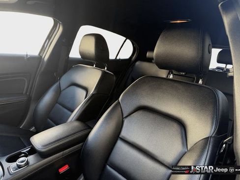 Used 2020 Mercedes-Benz GLA 250 4MATIC w/ Premium Package image 10