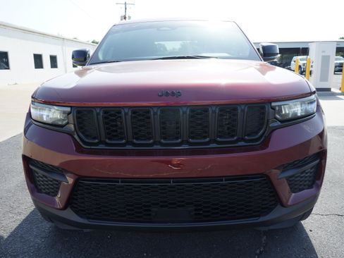 Used 2024 Jeep Grand Cherokee Altitude AWD/4WD image 8