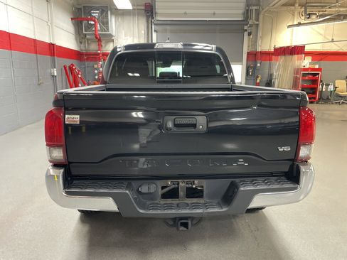 Used 2019 Toyota Tacoma TRD Off-Road AWD/4WD image 9