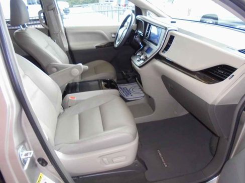 Used 2017 Toyota Sienna XLE Premium image 8