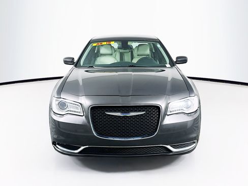 Used 2015 Chrysler 300 Limited RWD image 2