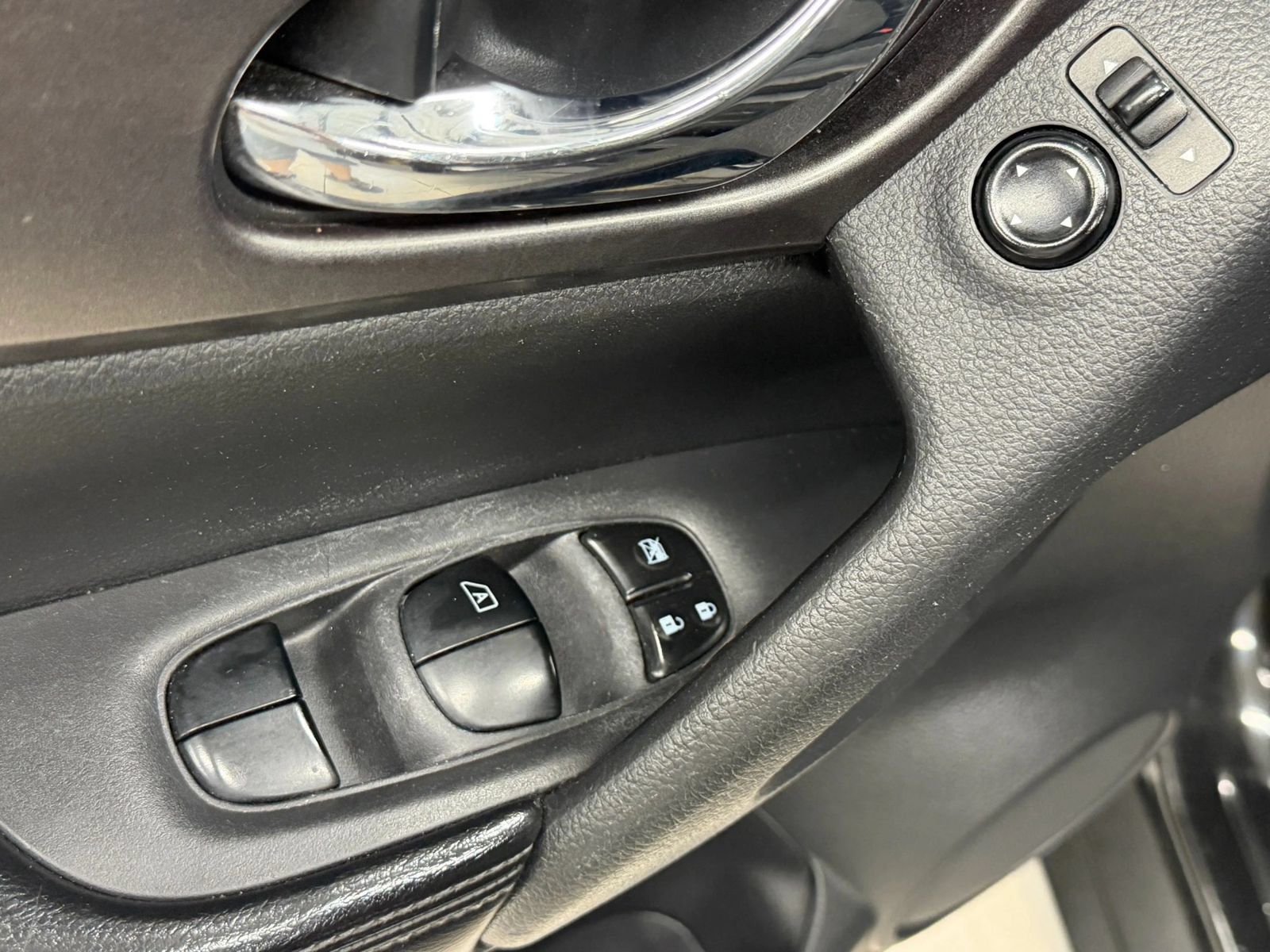 Used 2016 Nissan Rogue SV AWD/4WD image 23