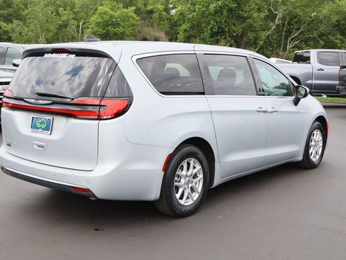 Used 2023 Chrysler Pacifica Touring FWD image 9