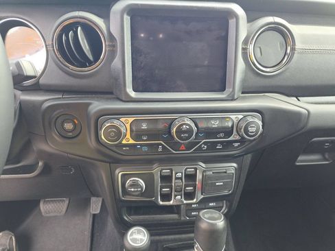 Used 2023 Jeep Wrangler Unlimited Sahara AWD/4WD image 6