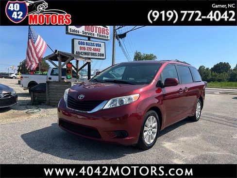 Used 2012 Toyota Sienna LE w/ Towing Pkg AWD/4WD image 1