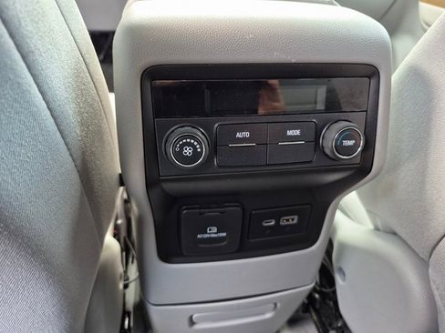 Used 2022 GMC Acadia SLE w/ Driver Convenience Package image 14