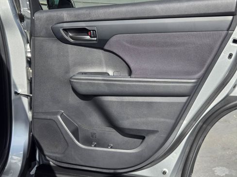Used 2024 Toyota Highlander LE FWD image 32