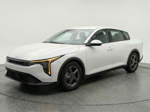 Used 2025 Kia K4 LXS image 3