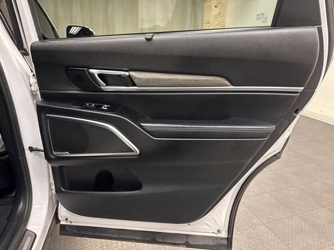 Used 2021 Kia Telluride SX w/ SX Prestige Package image 16